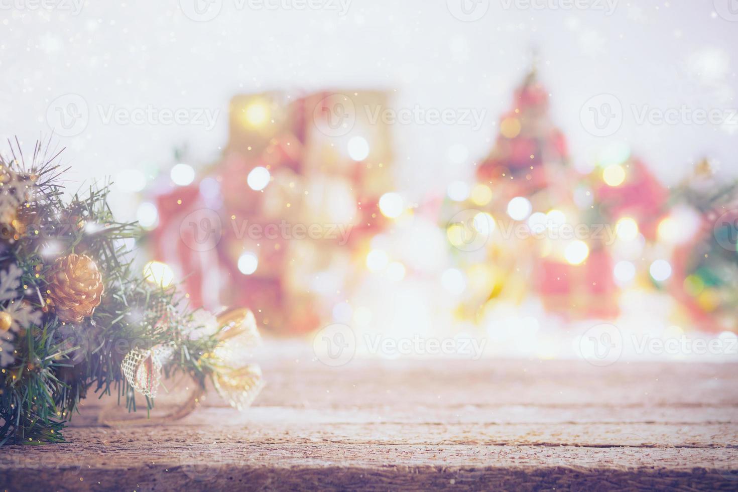 mesa de madeira e fundo de luzes de natal foto