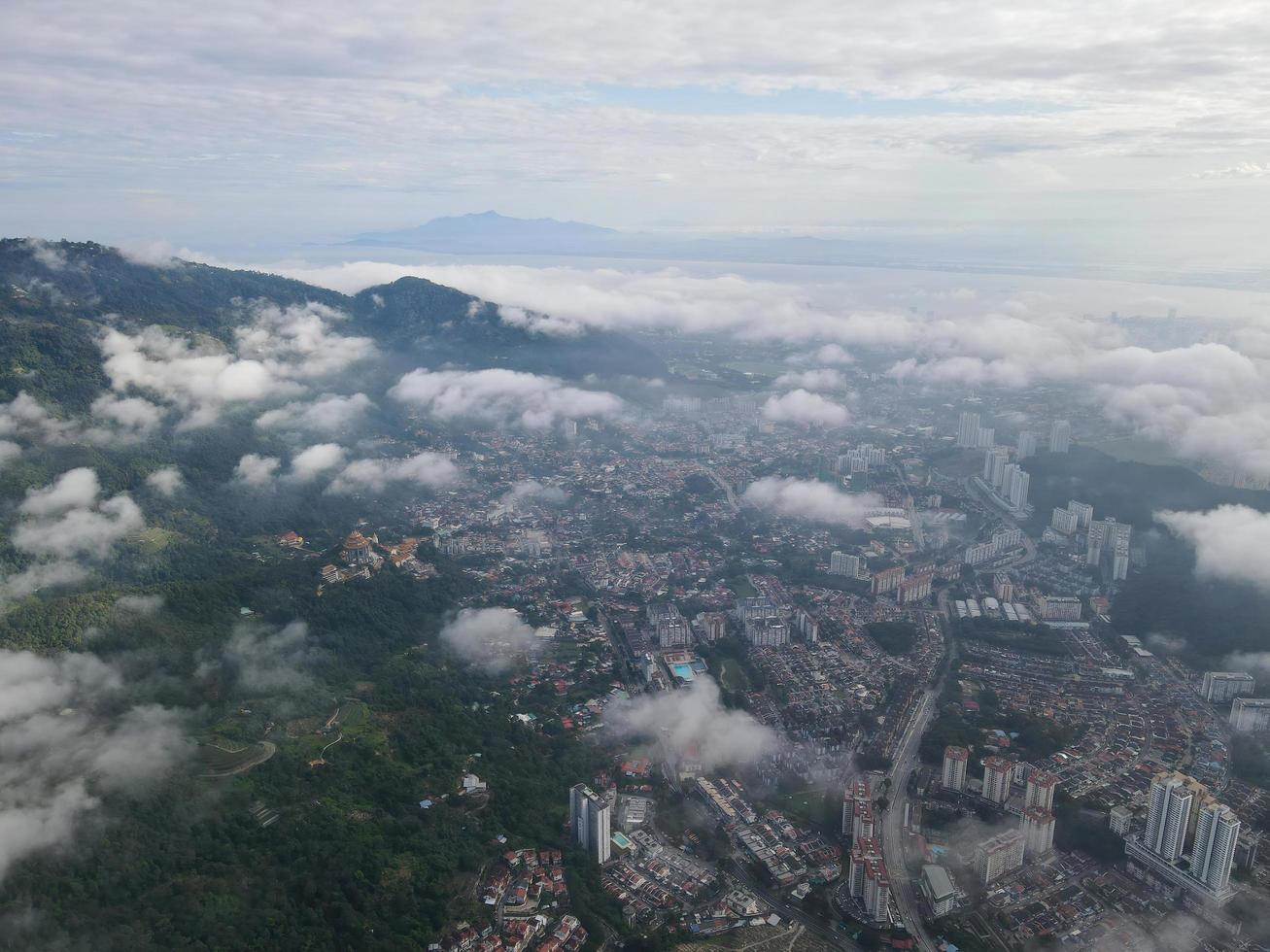 vista aérea de nuvem baixa na cidade de paya terubong foto