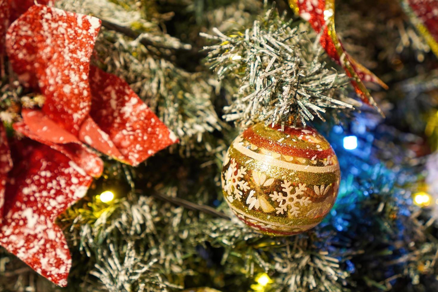 decoração bola de natal com neve artificial foto