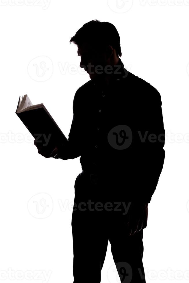 homem lendo um livro foto