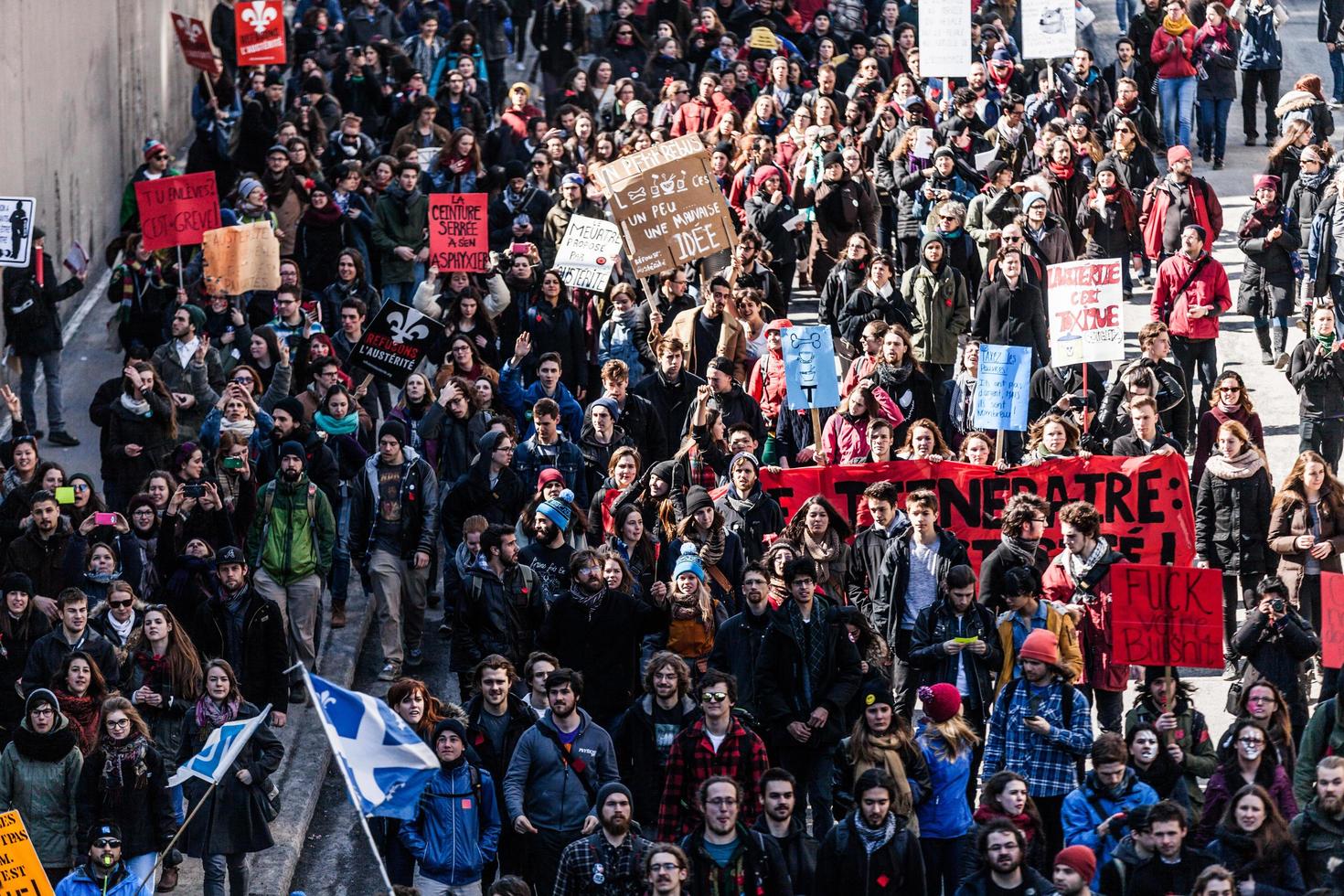 Montreal, Canadá, 2 de abril de 2015 - vista superior dos manifestantes caminhando nas ruas lotadas foto