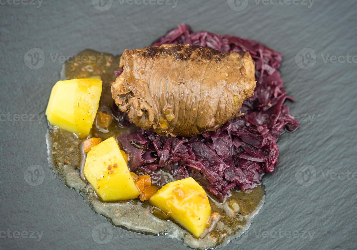 Roulade de carne bovina tradicional alemã com repolho roxo foto