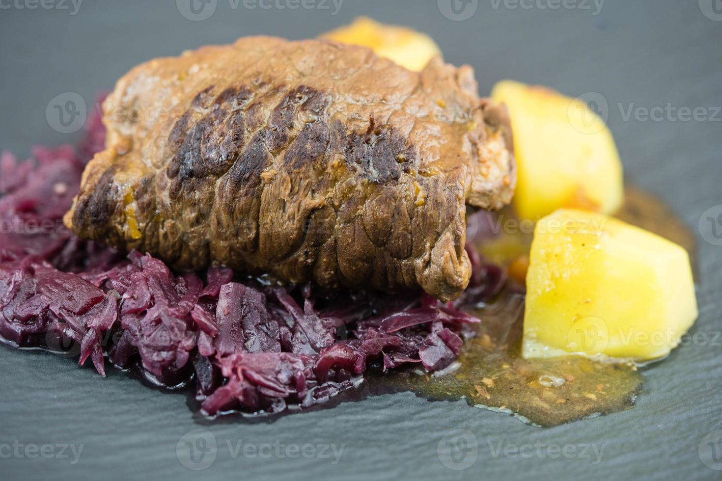 Roulade de carne bovina tradicional alemã com repolho roxo foto