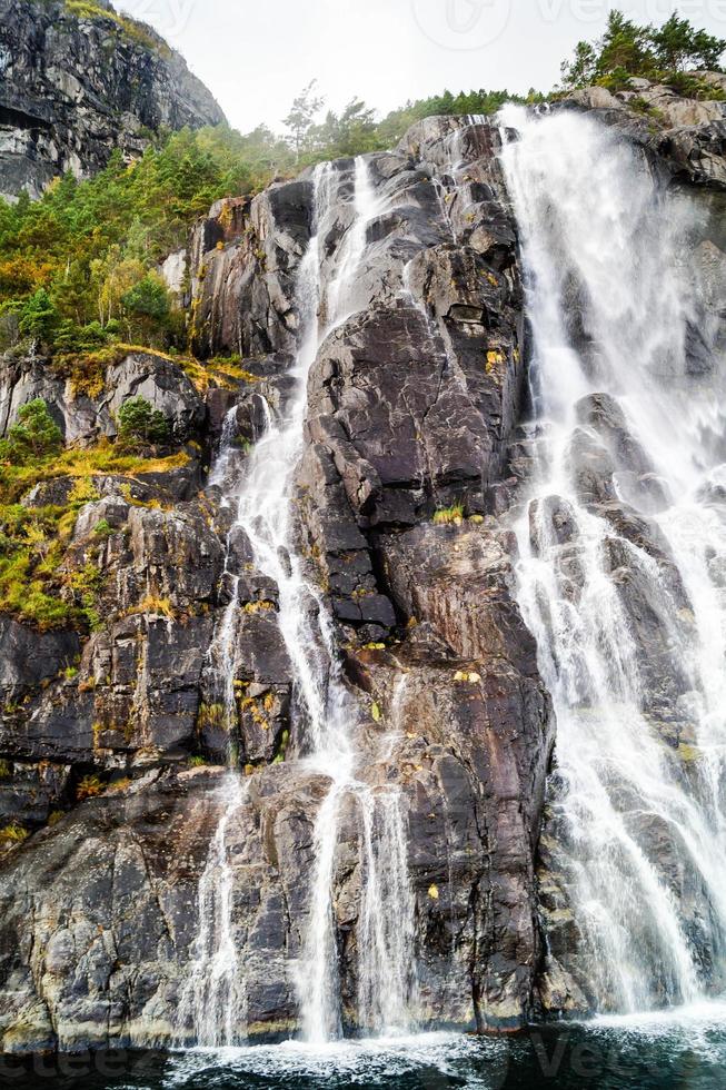 formação rochosa no lysefjord com a famosa cachoeira hengjanefossen foto