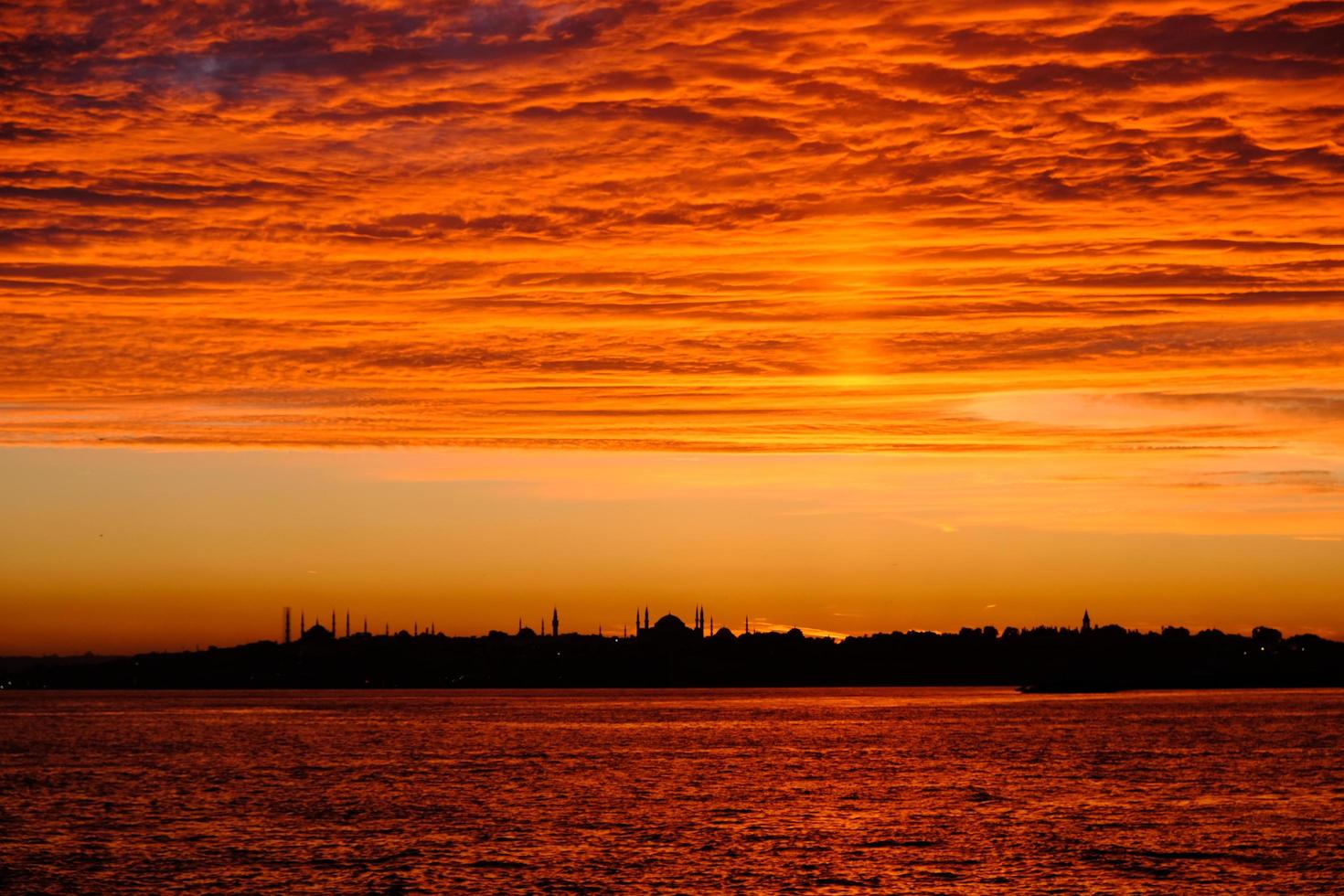 lindos tons dourados do pôr do sol em Istambul, Turquia. foto