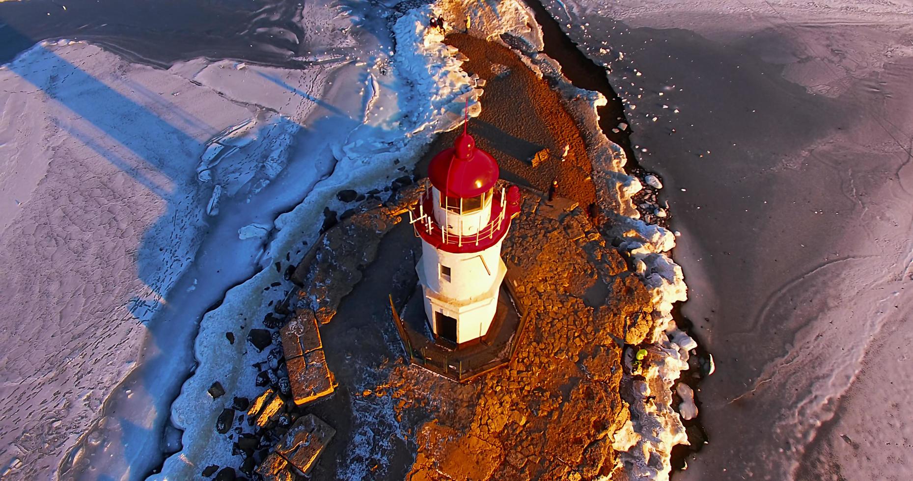 vista do mar no farol branco. vladivostok, rússia foto