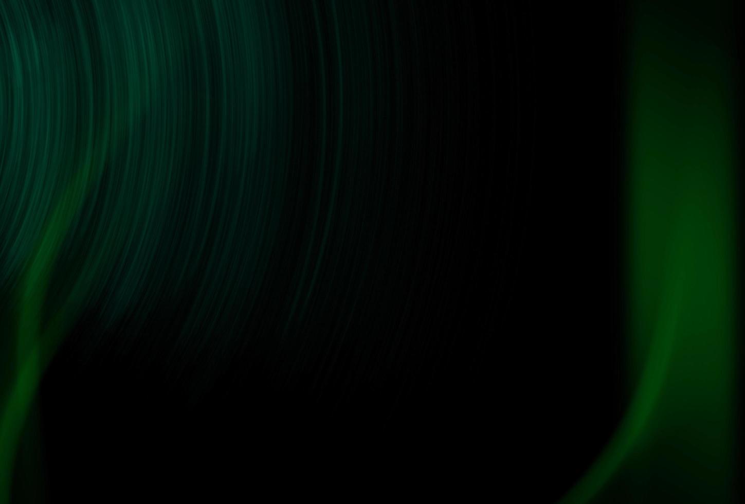 Resumo reflexo do sol luz verde sobreposição padrão com raios abstratos, textura brilhante em preto escuro. foto