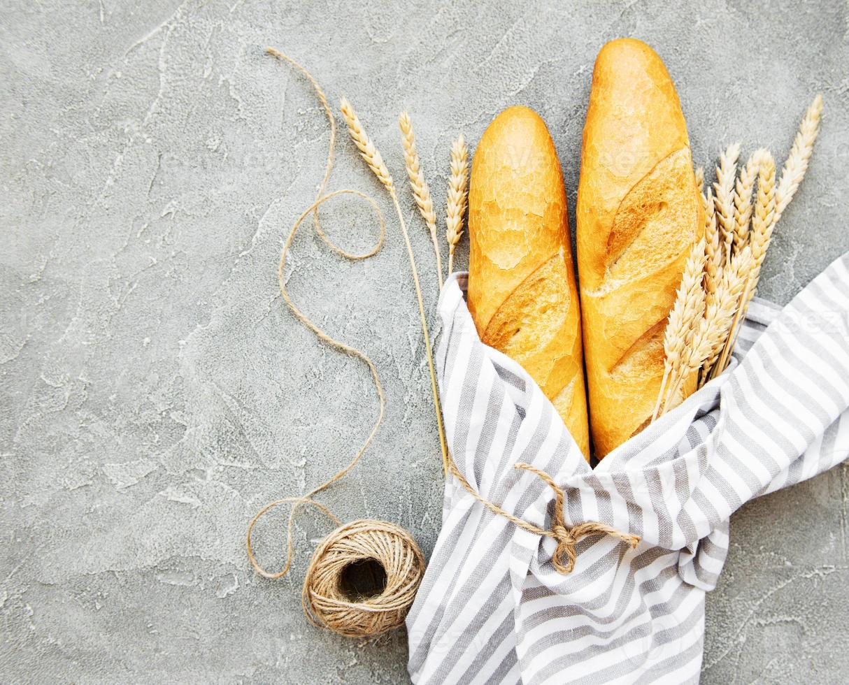 pão fresco na mesa foto