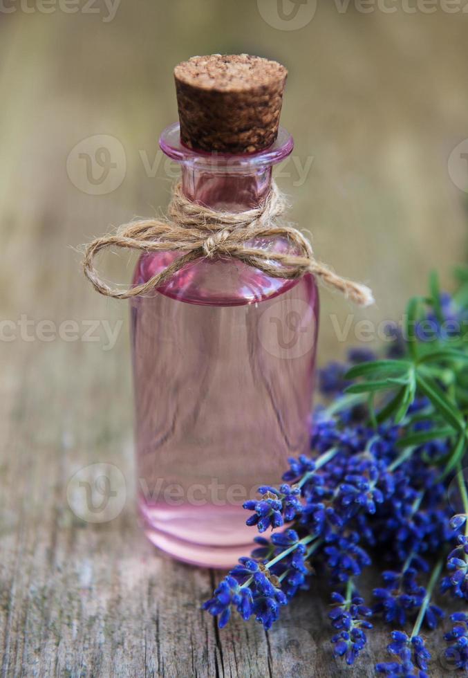 óleo essencial com lavanda fresca foto