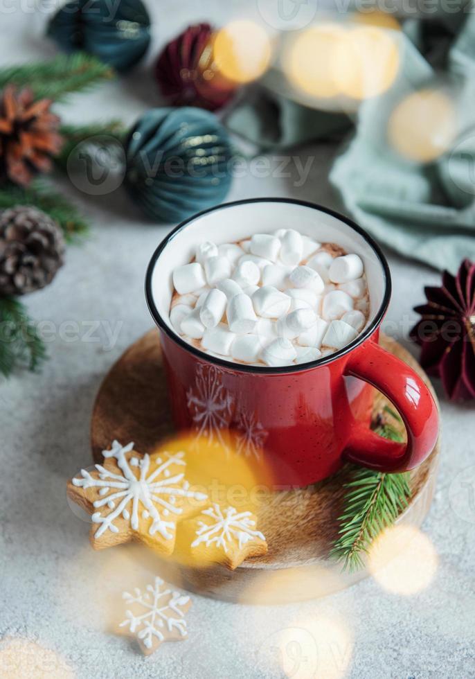 cacau quente de natal no copo vermelho foto