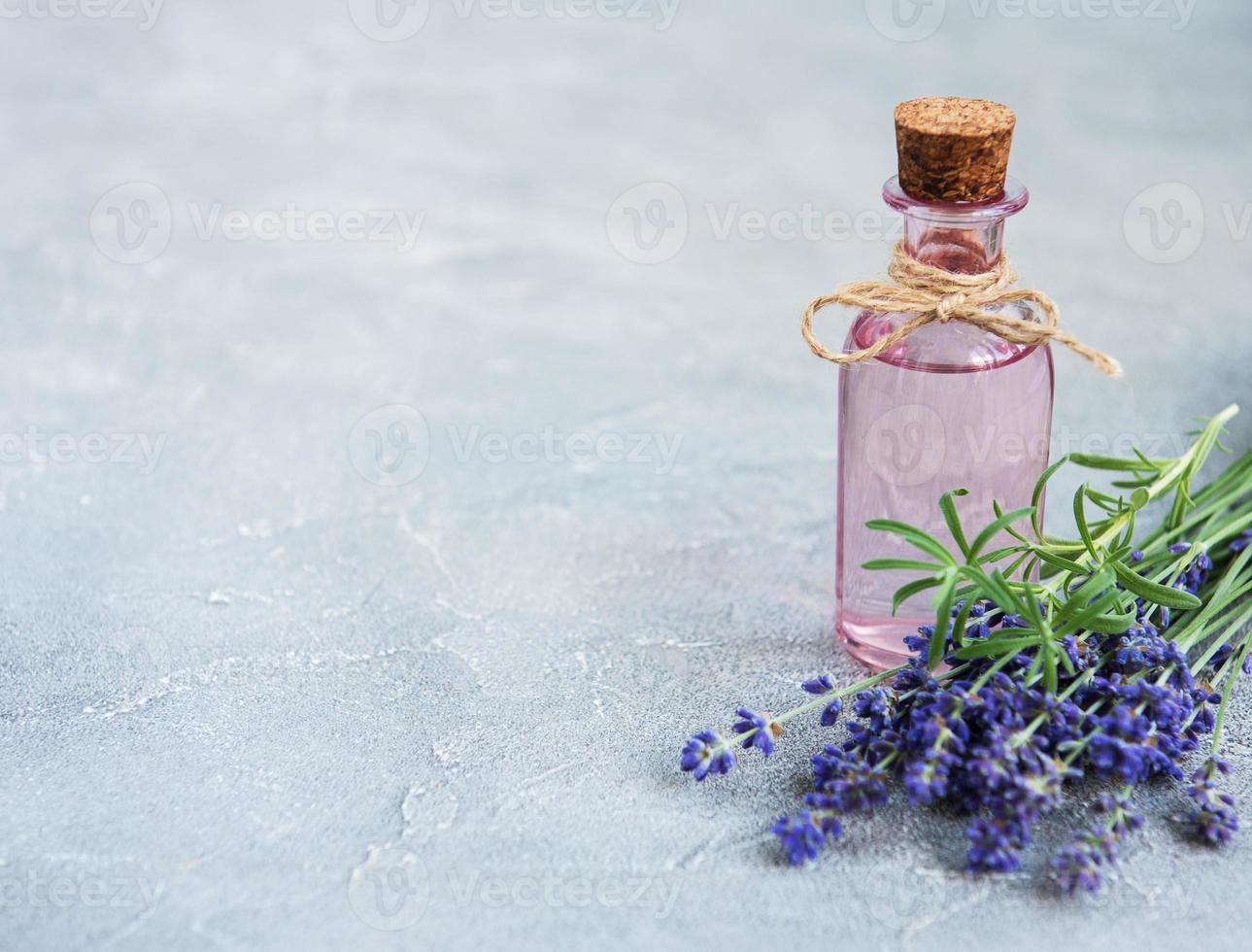 óleo essencial com lavanda fresca foto