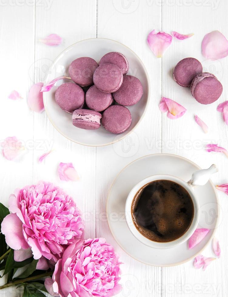 peônia rosa com café e macarons foto