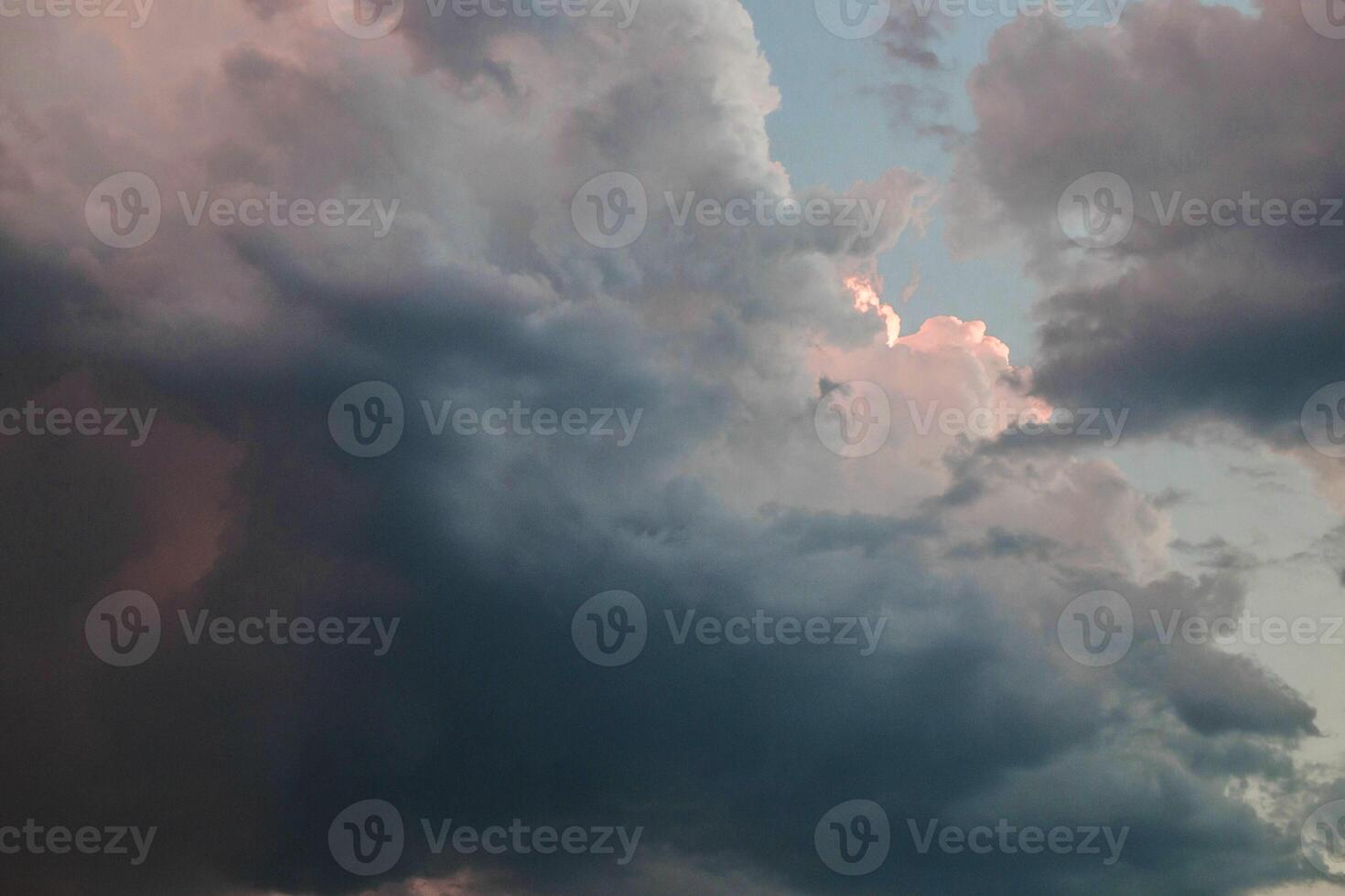 Cena do dia do céu nuvens escuras sobre campos de cereais com raios foto