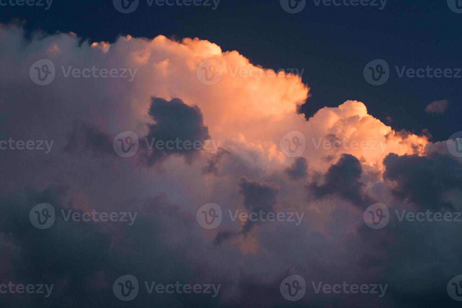 céu claro dia cena nuvens escuras sobre campos de cereais com raios foto