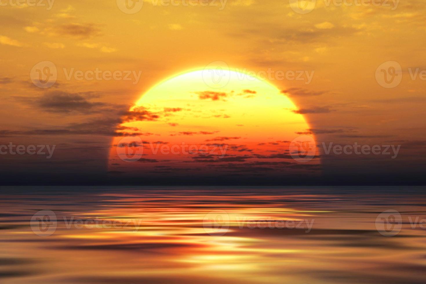 pôr do sol amarelo sol calmo mar amarelo com o sol através do horizonte da natureza sobre a água com um céu nublado. foto