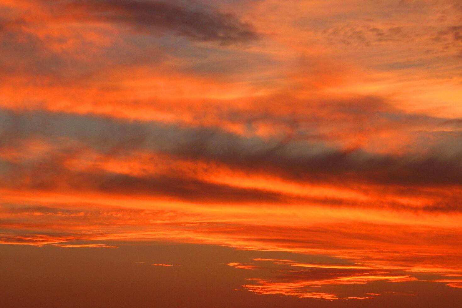 pôr do sol céu lindo panorama natural pôr do sol brilhante céu dramático foto