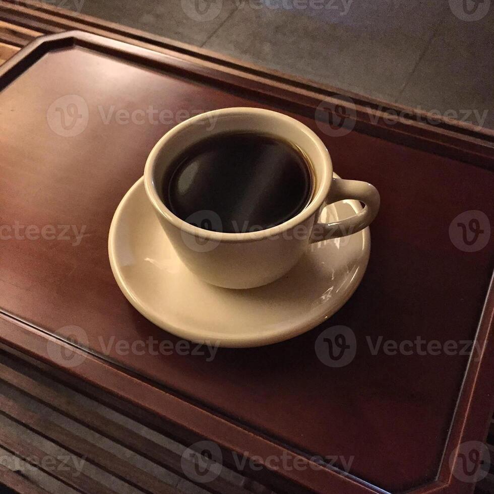 café preto em uma xícara branca em uma bandeja foto