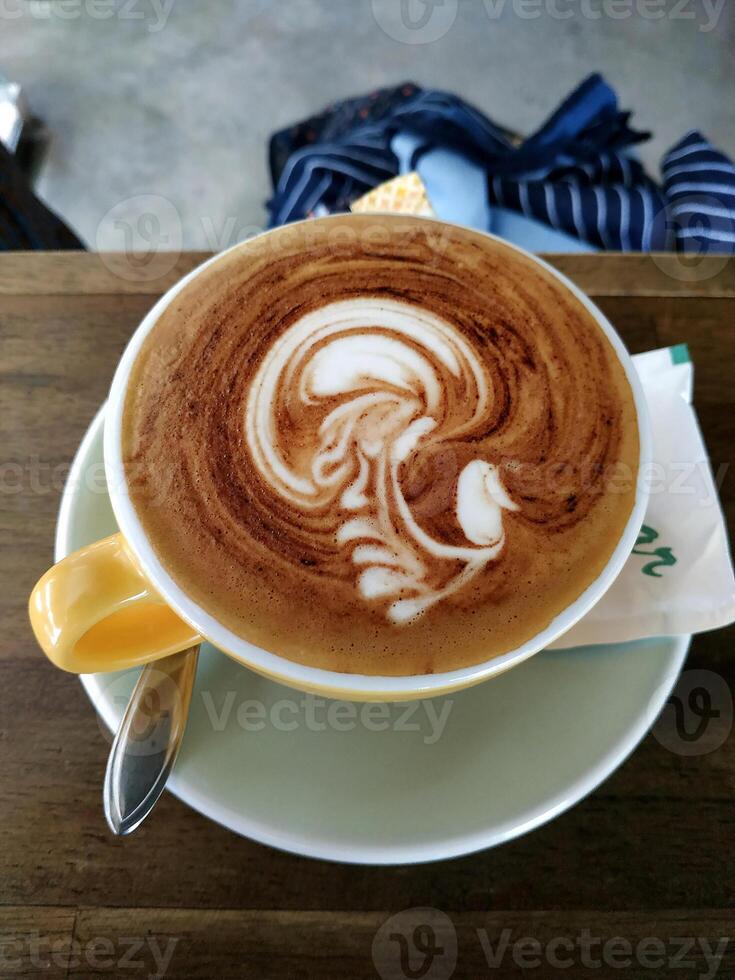 café com leite com chocolate com formato único na xícara foto