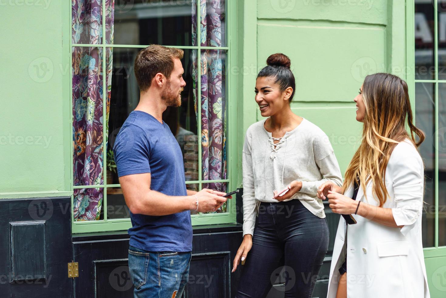 grupo multirracial de amigos se divertindo em meio urbano foto