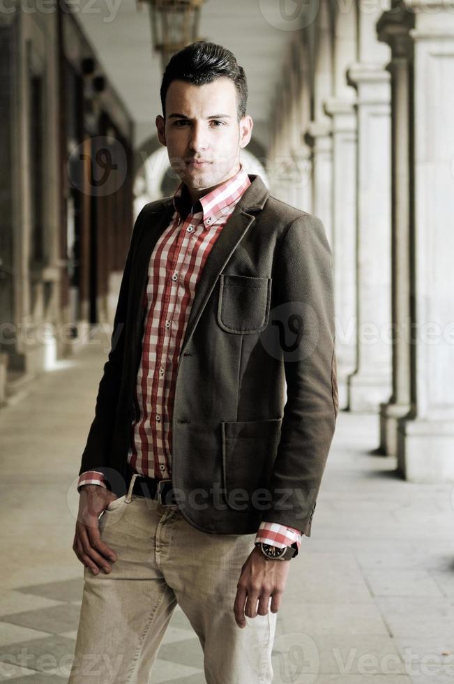 jovem bonito, modelo da moda, vestindo jaqueta e camisa foto