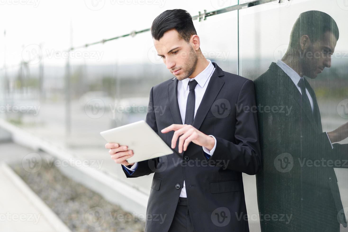 empresário com computador tablet em prédio de escritórios foto