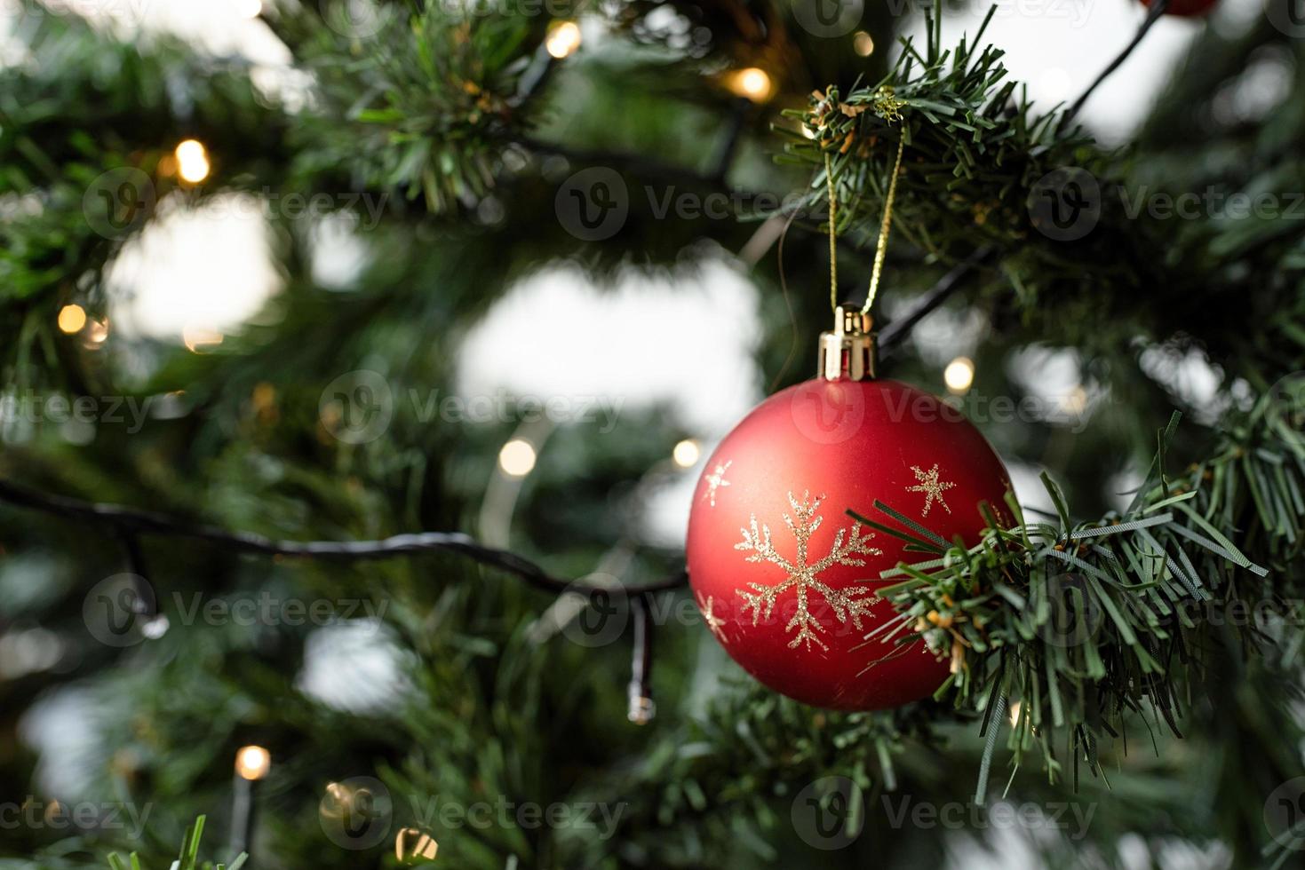 close up de decorações para árvores de natal foto