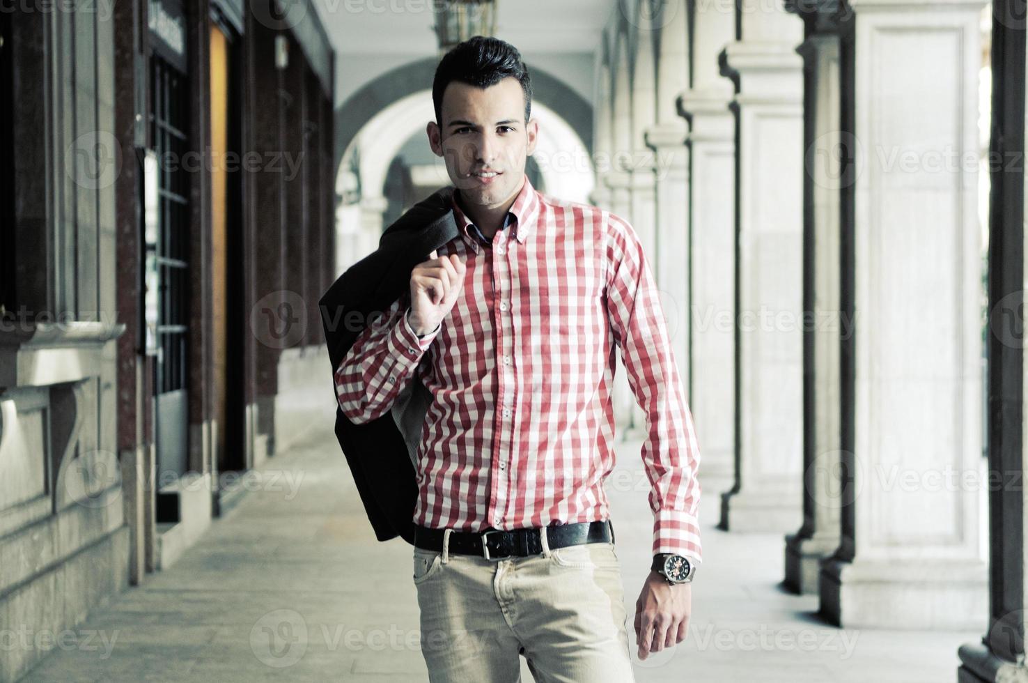 jovem bonito, modelo da moda, vestindo jaqueta e camisa foto