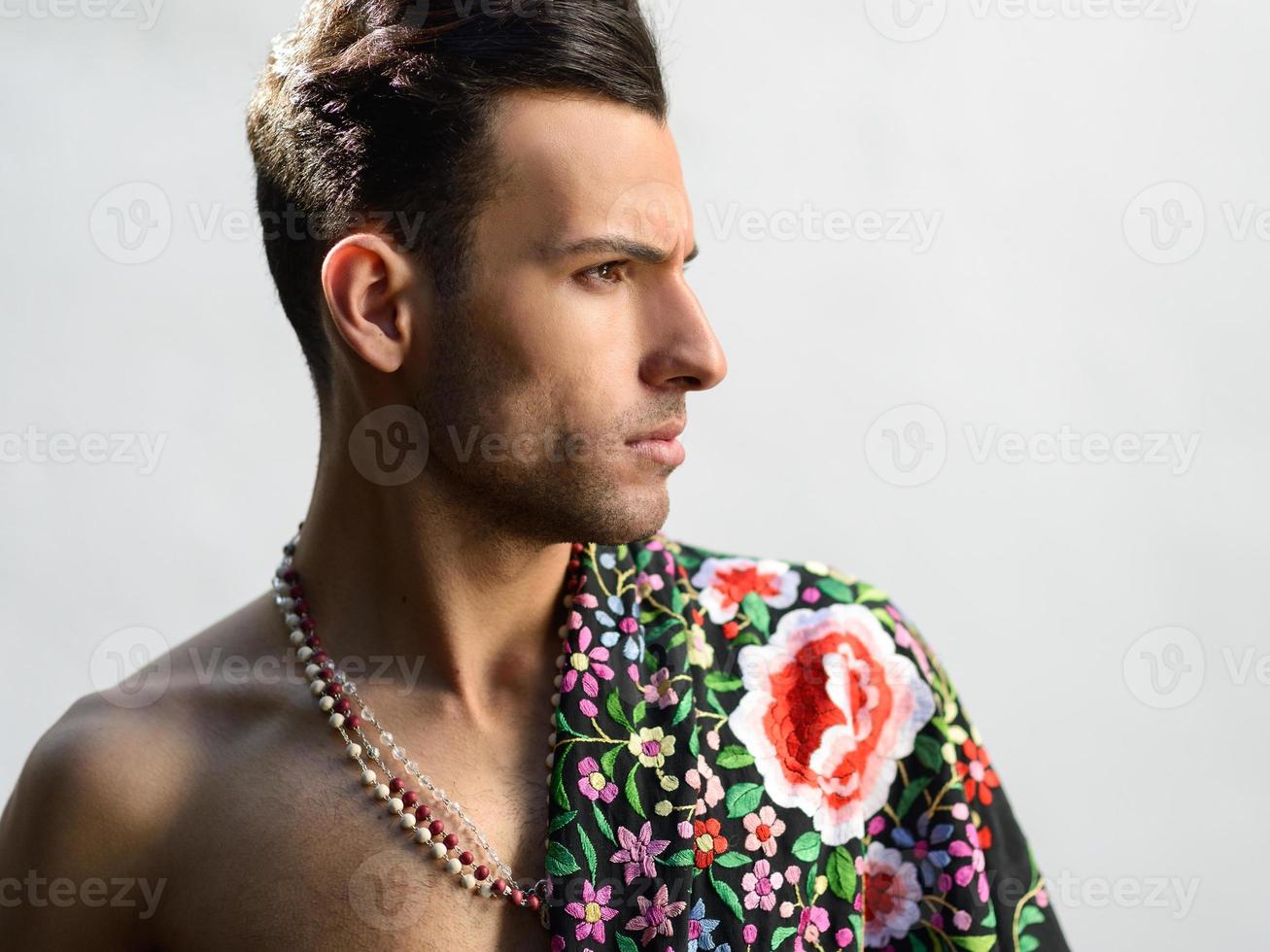 homem atraente, modelo da moda, vestindo roupas espanholas foto