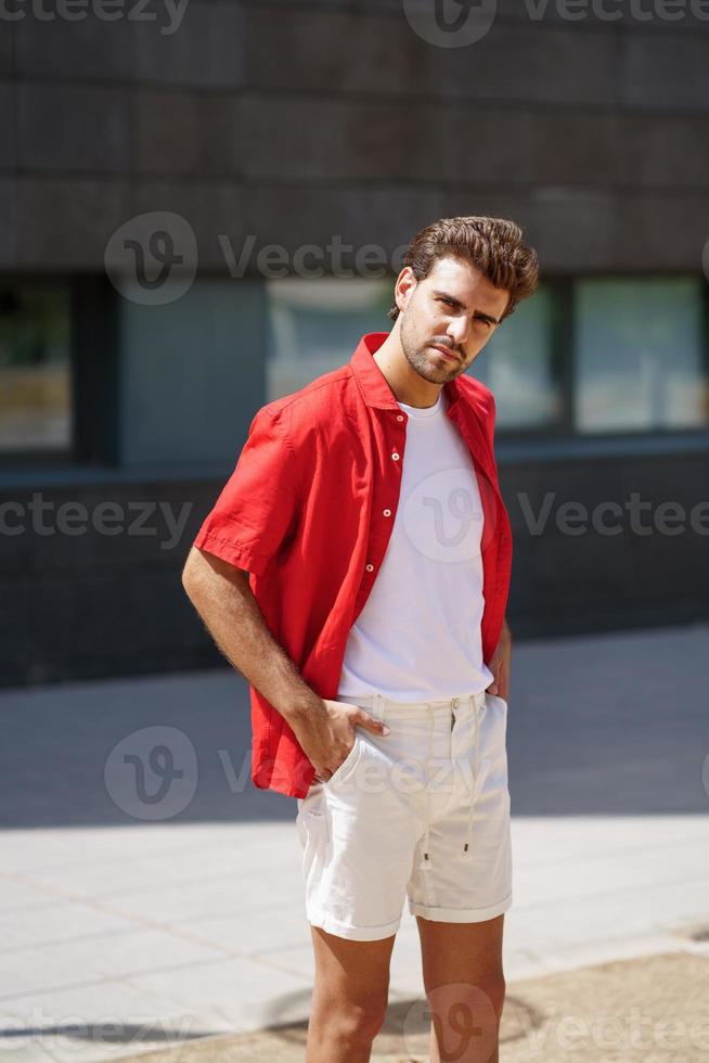 homem na moda em pé ao ar livre com roupas casuais foto