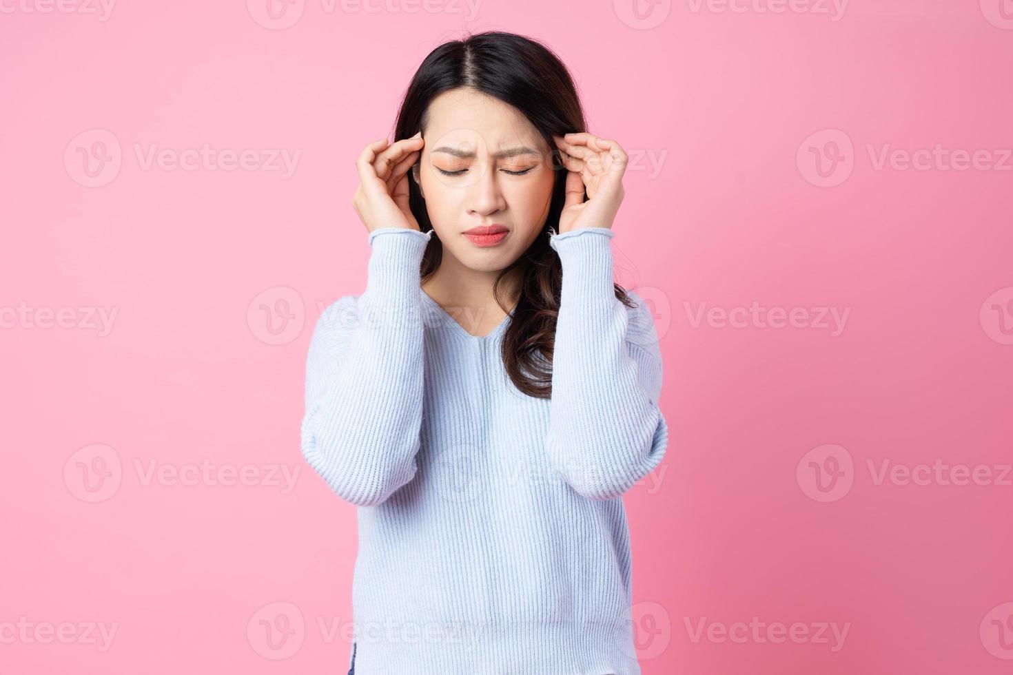 retrato de uma linda jovem asiática, isolada em um fundo rosa foto