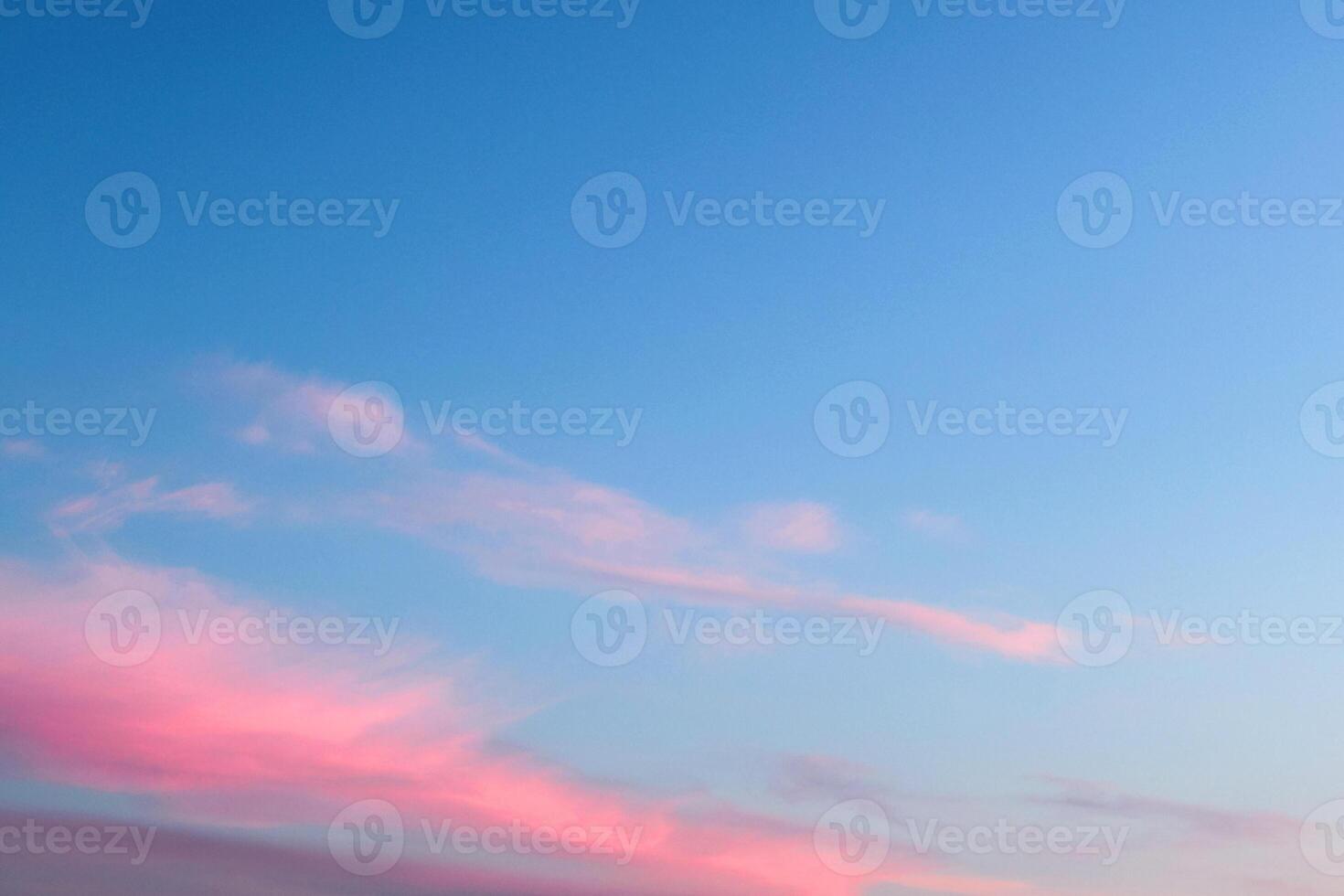 lindo pôr do sol céu azul nuvem colorido crepúsculo céu na praia foto