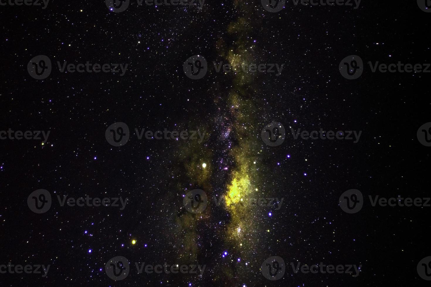 panorama noturno da galáxia dramática amarelo claro do espaço do universo lunar no céu noturno foto