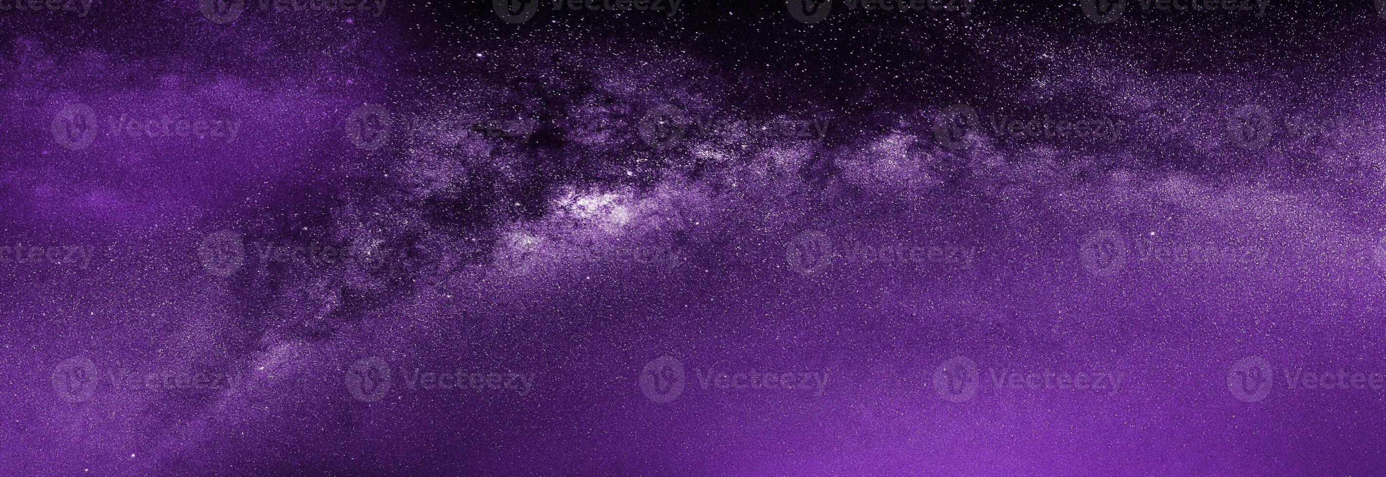 panorama dramático roxo da galáxia noturna do espaço do universo lunar no céu noturno foto