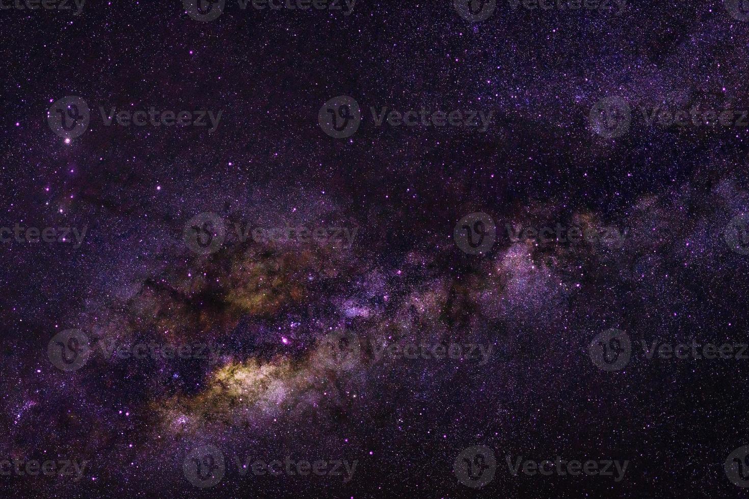panorama dramático roxo da galáxia noturna do espaço do universo lunar no céu noturno foto