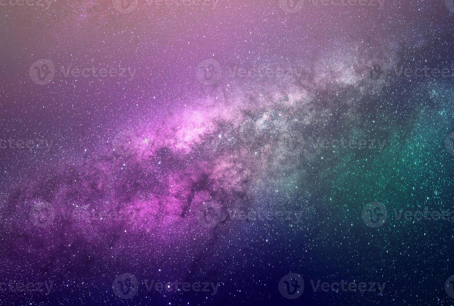 fundo de galáxias abstratas com estrelas e planetas com motivos de galáxias em um espaço roxo e verde do universo noturno foto