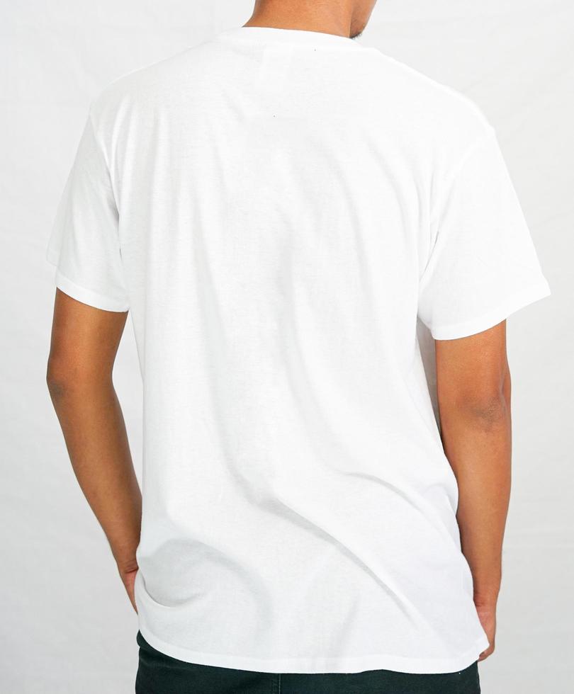 maquete de t-shirt na cor branca. um homem vestindo uma camiseta para um catálogo de roupas de maquete. gráfico de maquete da vista frontal. foto