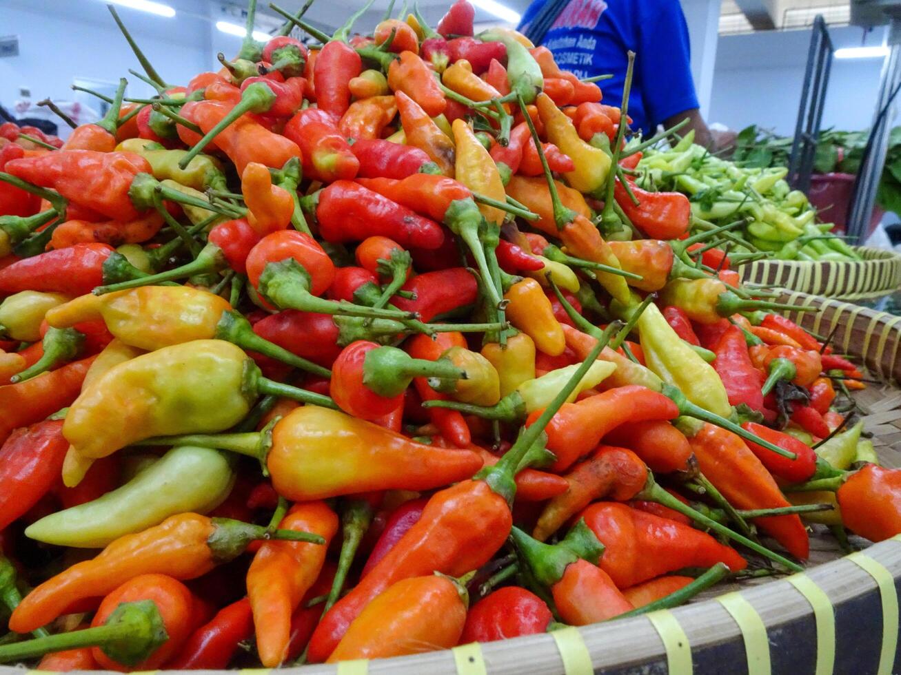 pimentas são organizadas para o projeto de plano de fundo. pilhas de temperos para cozinha para criar designs sobre agricultura, alimentos, natureza e uma vida saudável. foto