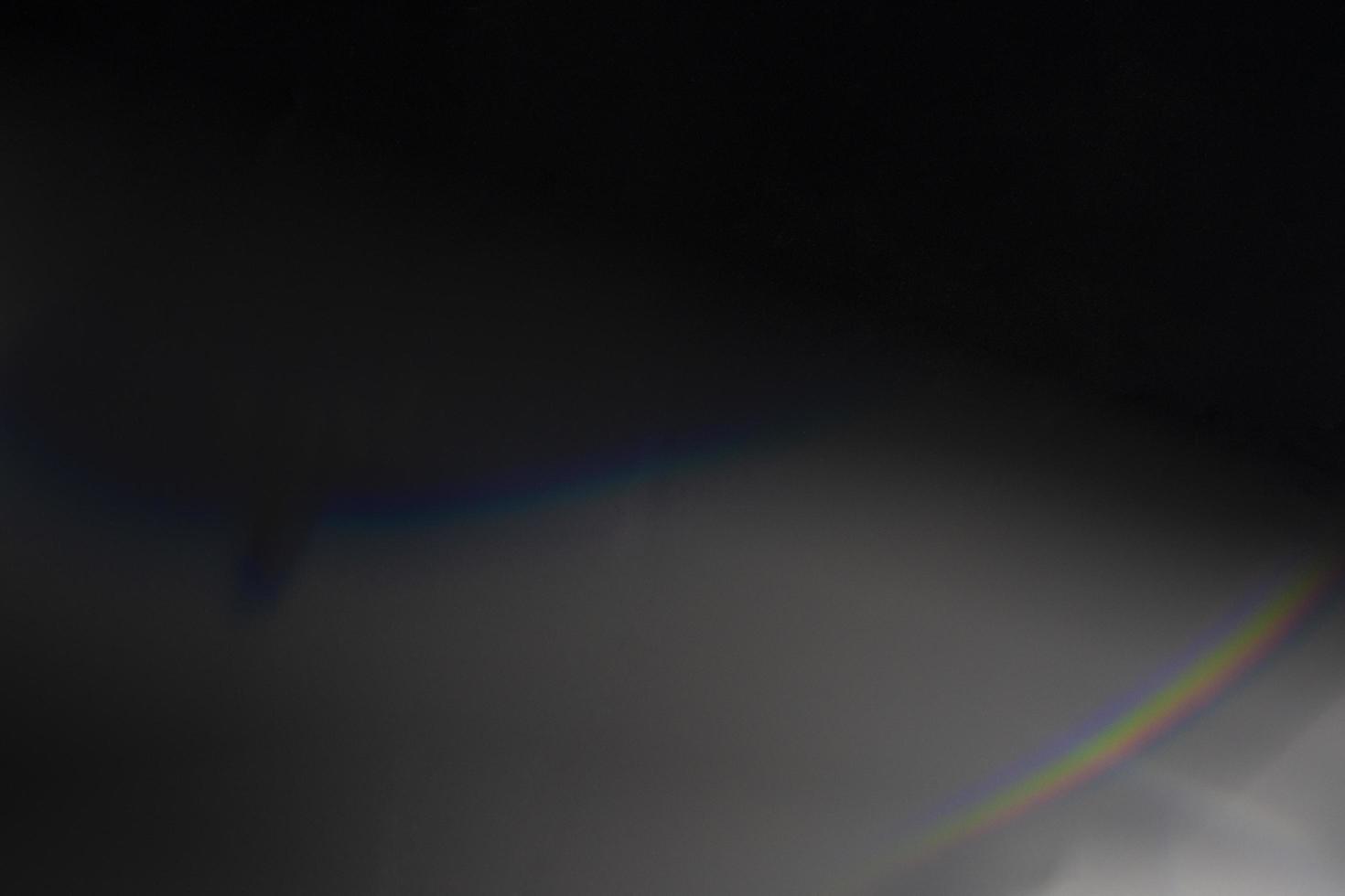 efeito de vazamento de luz de cristal para sobreposição de fotos. prisma lente flare bokeh abstrato com luzes brilhantes, coloridas e mágicas em fundo preto. foto