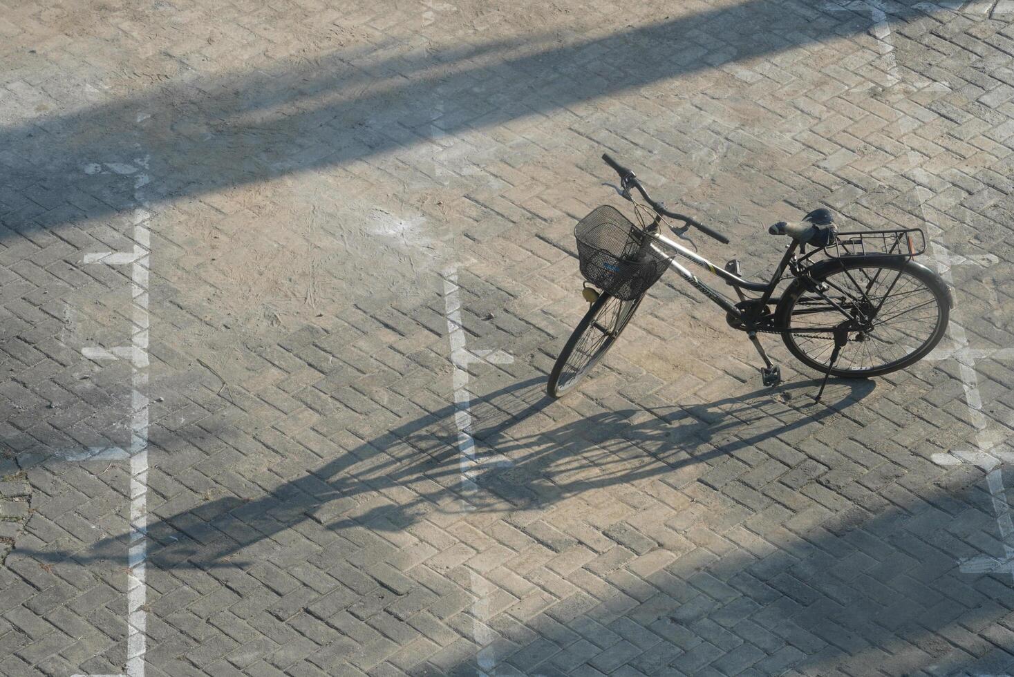 uma bicicleta está estacionada no pátio da escola. uma foto tirada acima.