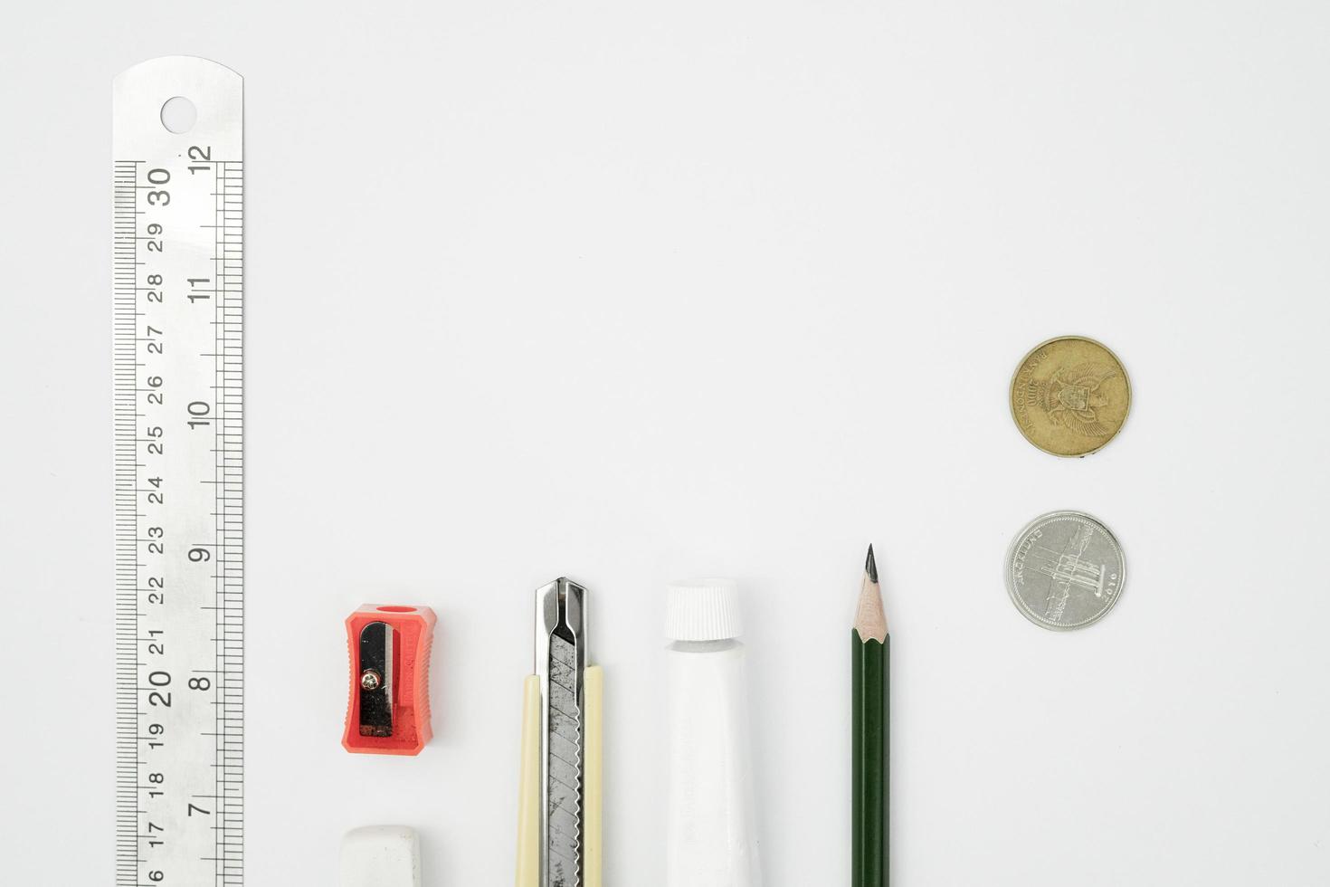 espaço em branco para letras. copie o espaço para mostrar o projeto de caligrafia. uma mesa vazia com um fundo branco do ponto de vista superior. a papelaria envolve o espaço. foto