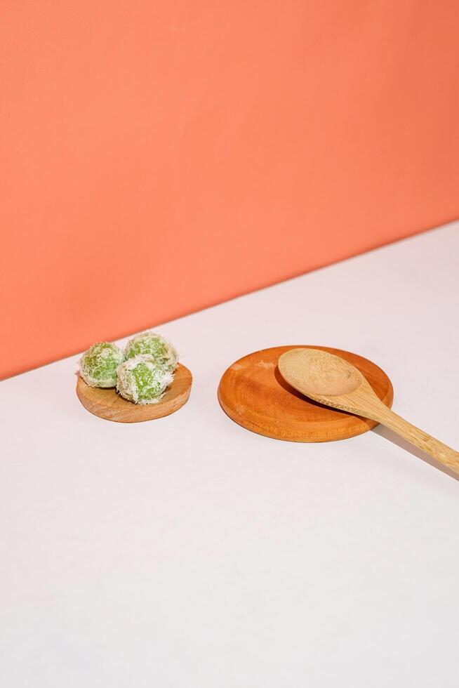 klepon, um dos alimentos tradicionais da Indonésia. o bolo de bolinho de arroz verde recheado com açúcar mascavo. uma dose de comida local para apresentações ou promoções. foto