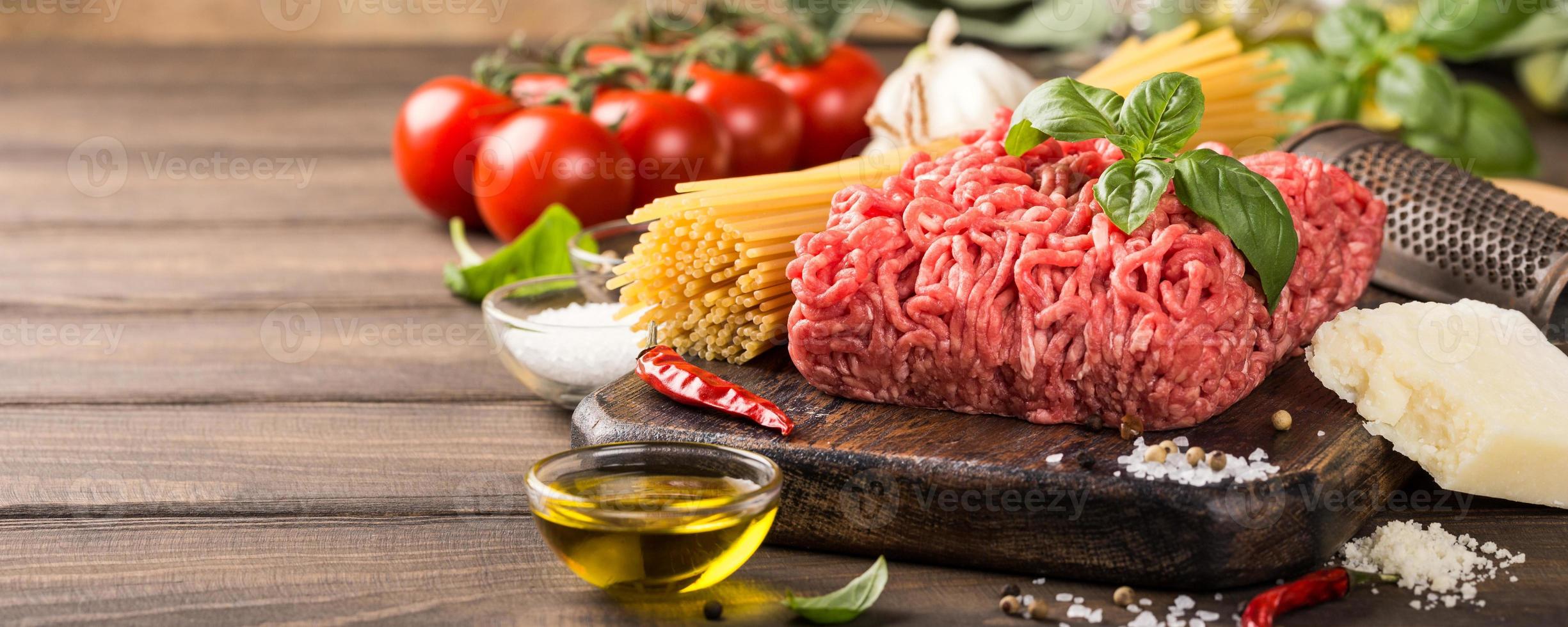 ingredientes para esparguete à bolonhesa foto