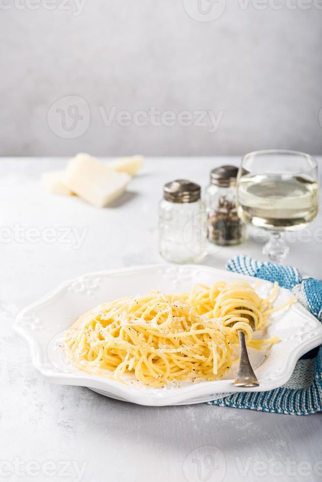 espaguete com queijo pecorino e pimenta foto
