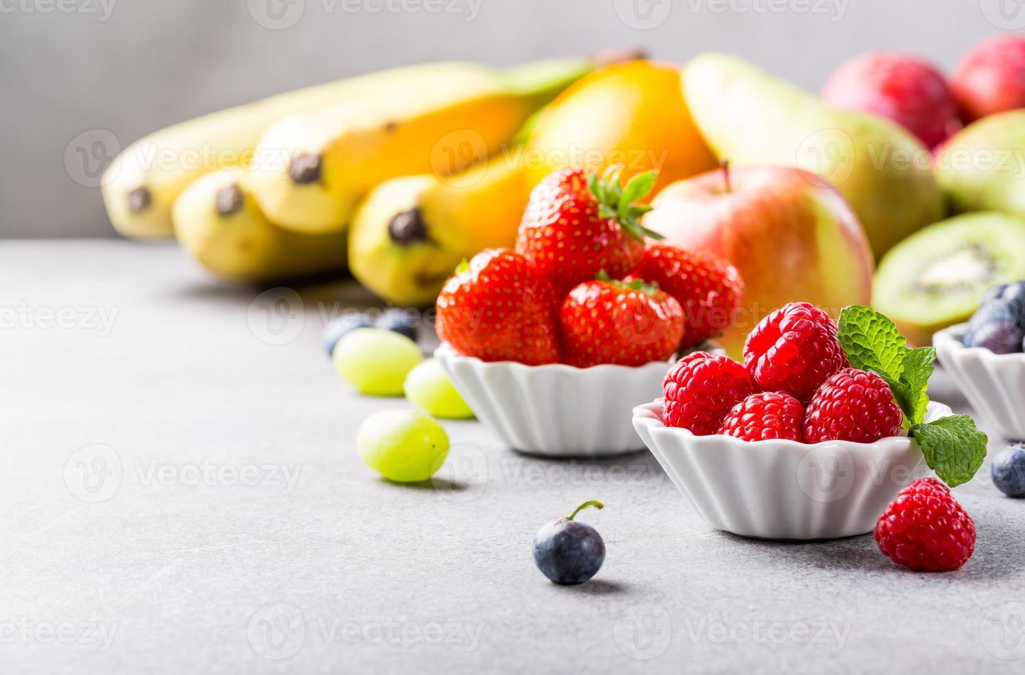 frutas e frutas frescas variadas foto