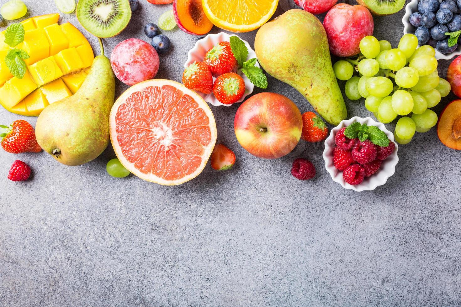 frutas e frutas frescas variadas foto