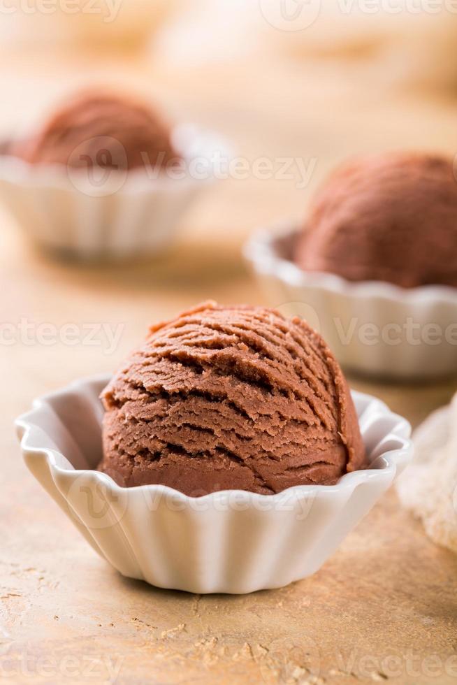 sorvete de chocolate em uma tigela branca. foto