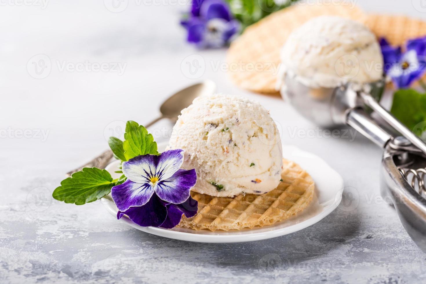 sorvete de baunilha com flores comestíveis foto