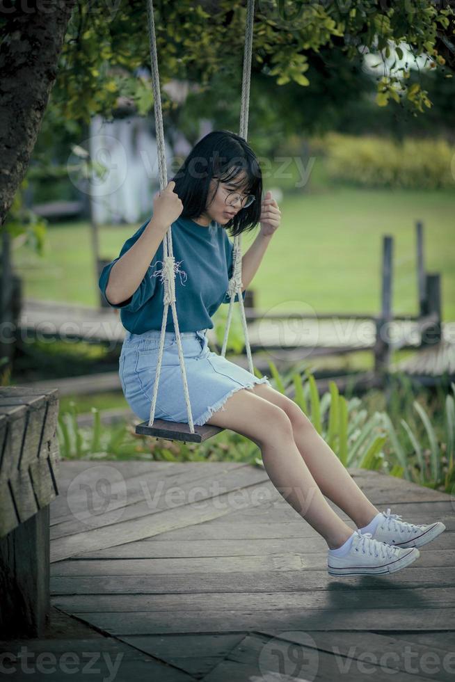 felicidade, rosto sorridente de adolescente asiático em parque aberto foto