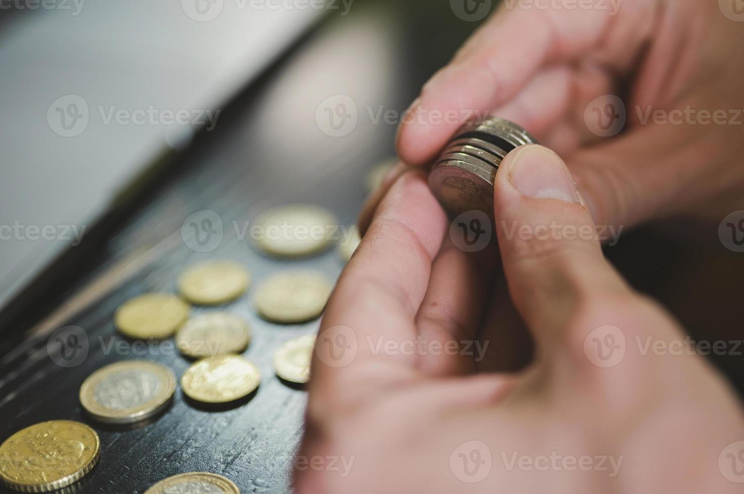 contagem de moedas de euro em mãos foto