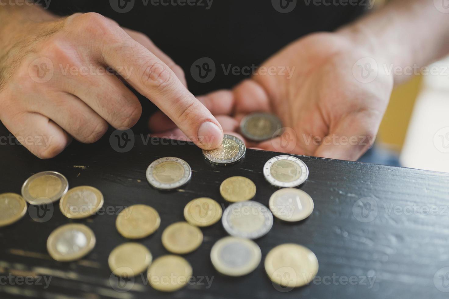 contagem de moedas de euro em mãos foto